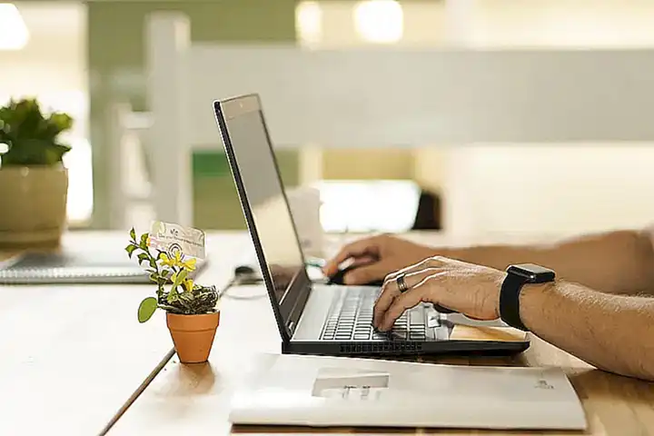 Volksschullehrerin entlassen wegen Online-Aktivitäten in sozialen Medien